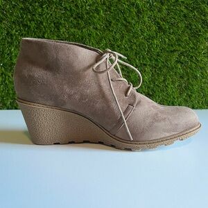 NWT Cloudwalkers 11W Savannah Faux Suede Taupe Wedge Lace Up Ankle Booties